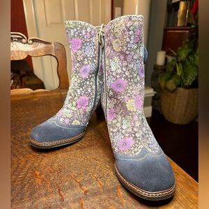 L'Artiste by Spring Step Simonetta Grey/Navy Floral Suede Boots Sz 42 / 10.5-11